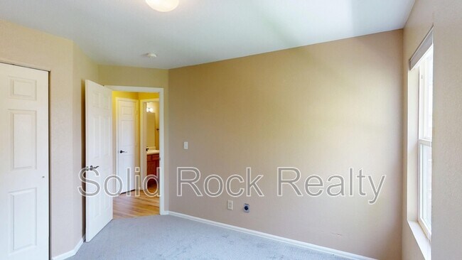 Building Photo - 4920 Universal Heights