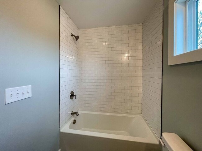 Building Photo - 57 W Cascade St