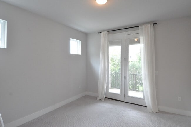 Building Photo - Gorgeous Home with Green Belt view!