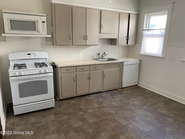 Building Photo - 663 Hudson Ave