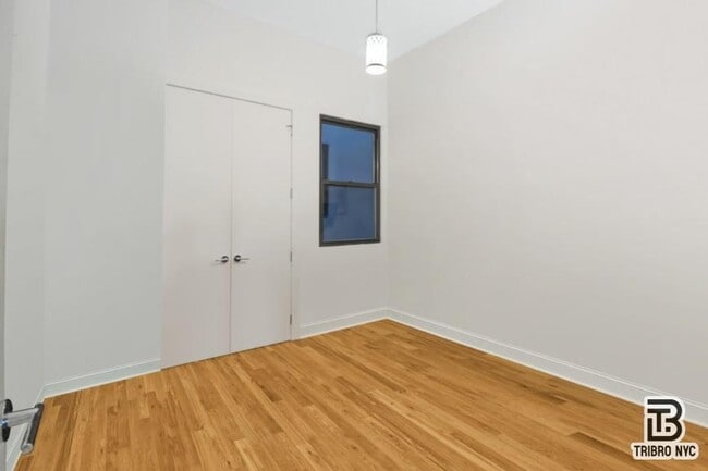 Building Photo - 3 bedroom in ASTORIA NY 11106