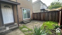 Building Photo - Charming 2BD/1.5BA Duplex