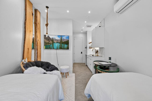 Primary Photo - 443 Clove Rd