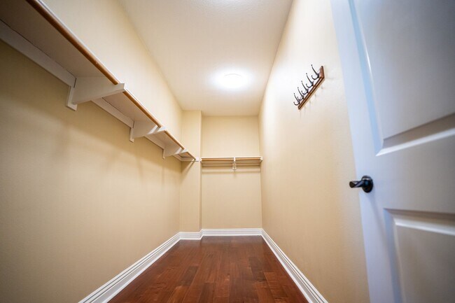 Building Photo - Exceptional estate Located In the highly desirable College Park Community.