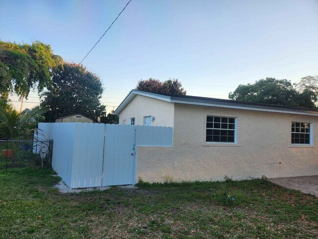 Building Photo - 6870 SW 5th Ct