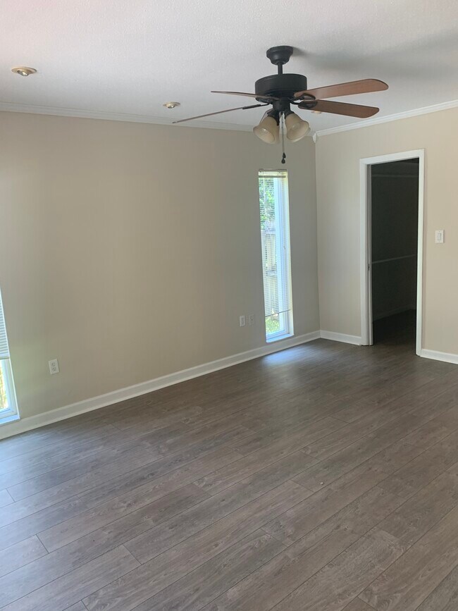 Building Photo - 1404 Riverside Dr