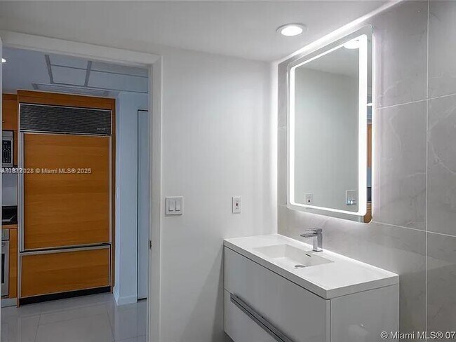 Building Photo - 475 Brickell Ave