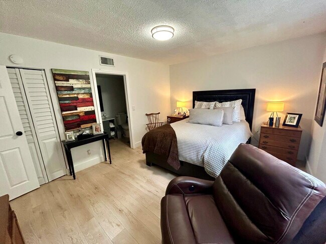 Building Photo - 1050 Country Club Dr