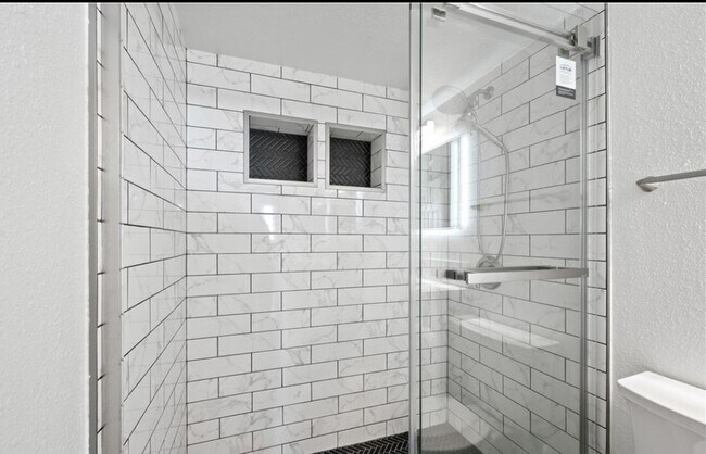 Building Photo - 1600 Crescent Heights St