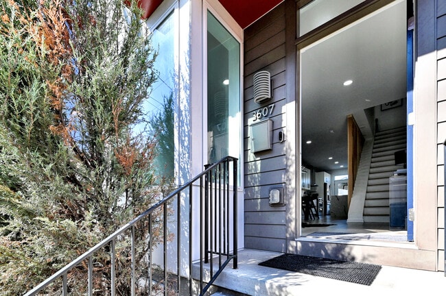 Building Photo - 3607 Charlotte St