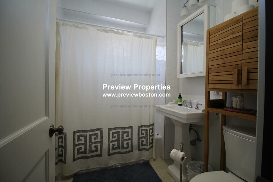 Building Photo - 22 Saybrook St