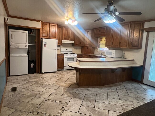 Building Photo - Wonderful Home in Spanish Fork, UT All utilities included