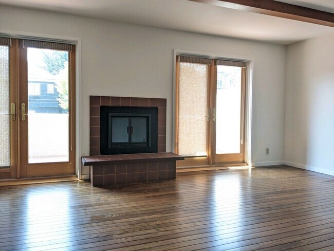 Building Photo - Spacious 4+ Bedroom House in Jordan Park with 2-Car Parking