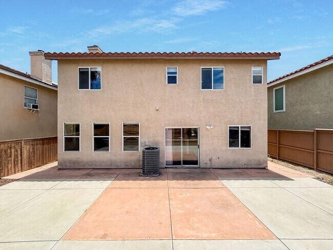 Building Photo - Beautiful 4BD/2.5BA House in Eastlake W/ O...