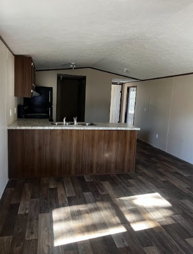 Building Photo - 7017 Silver Lake Dr