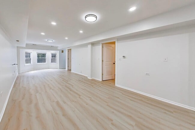 Building Photo - 3115 N Oakley Ave