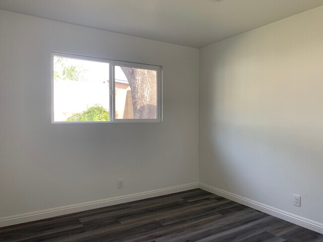 Building Photo - 611 E Del Mar Ave