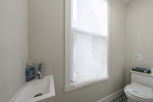 Building Photo - 139 W 4th Ave