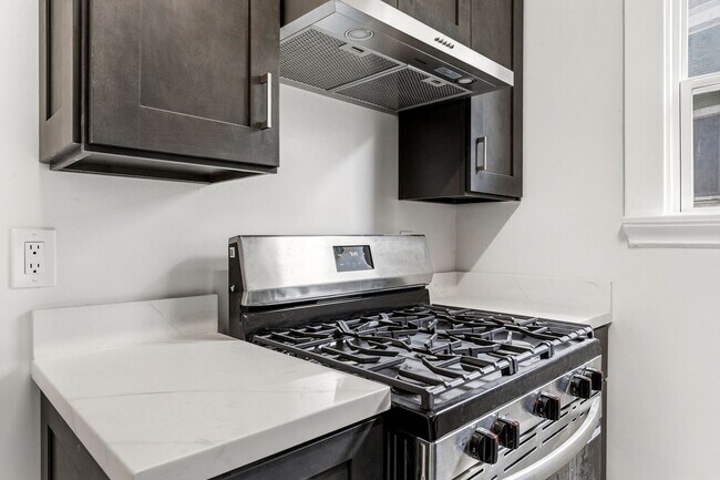 Building Photo - Freshly Renovated 1 Bed, 1 Bath Oakland Home with In-Unit Laundry