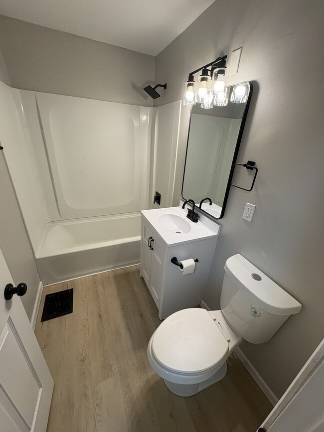 Building Photo - 2622 Hiawatha St