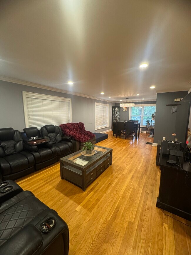 Building Photo - 39 Maple Tree Ave