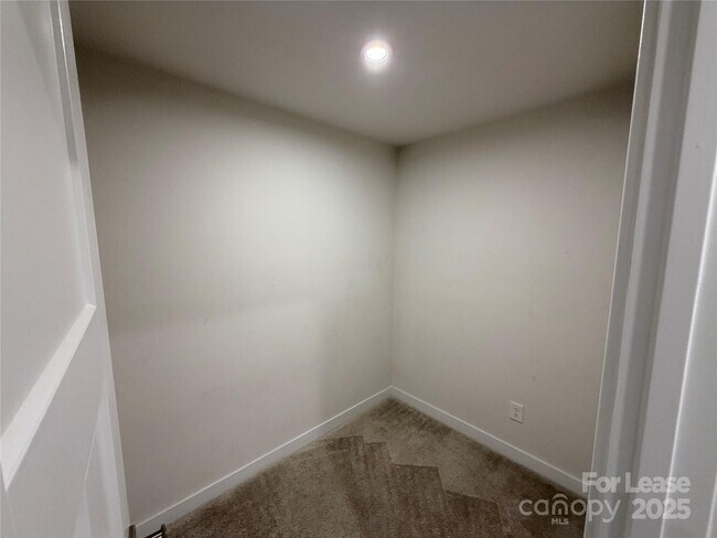 Building Photo - 2053 Birchside Dr