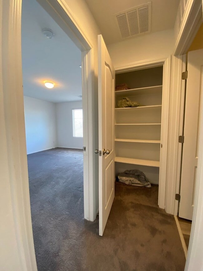 Building Photo - Gorgeous Home in Gated Community!