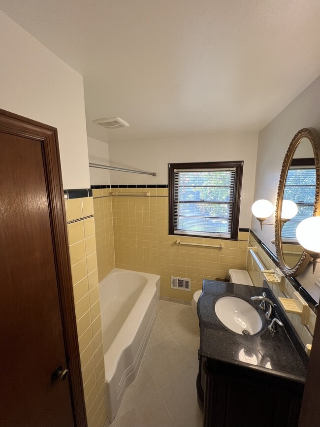 Building Photo - 3820 Orchard Rd SE