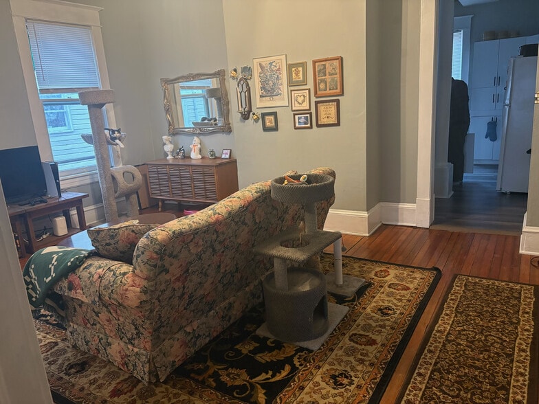 Building Photo - 422 Woods Ave SW