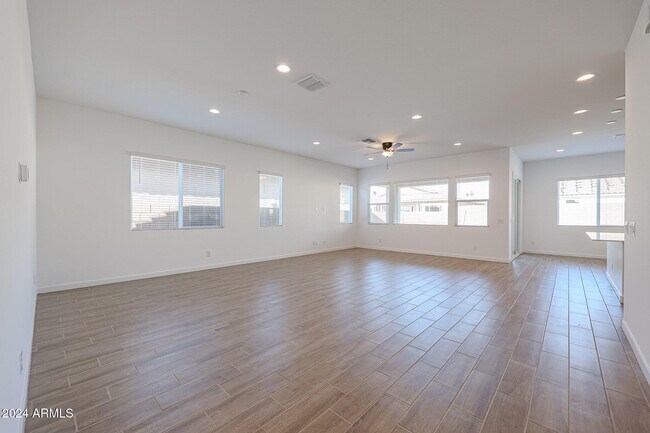 Building Photo - 7606 W Jackrabbit Ln