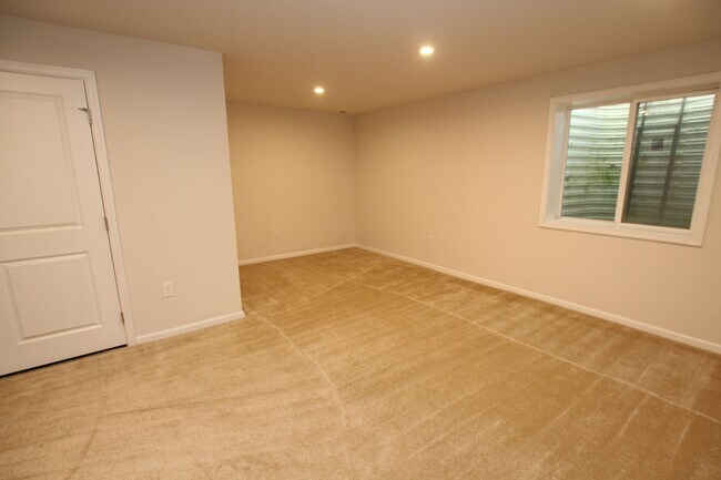 Building Photo - The Homestead- immaculate town home with c...