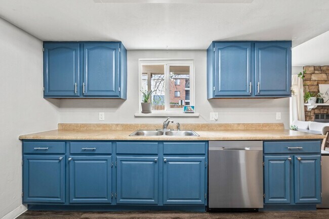 Building Photo - Spacious 3 Bedroom Townhouse-Style Condo N...
