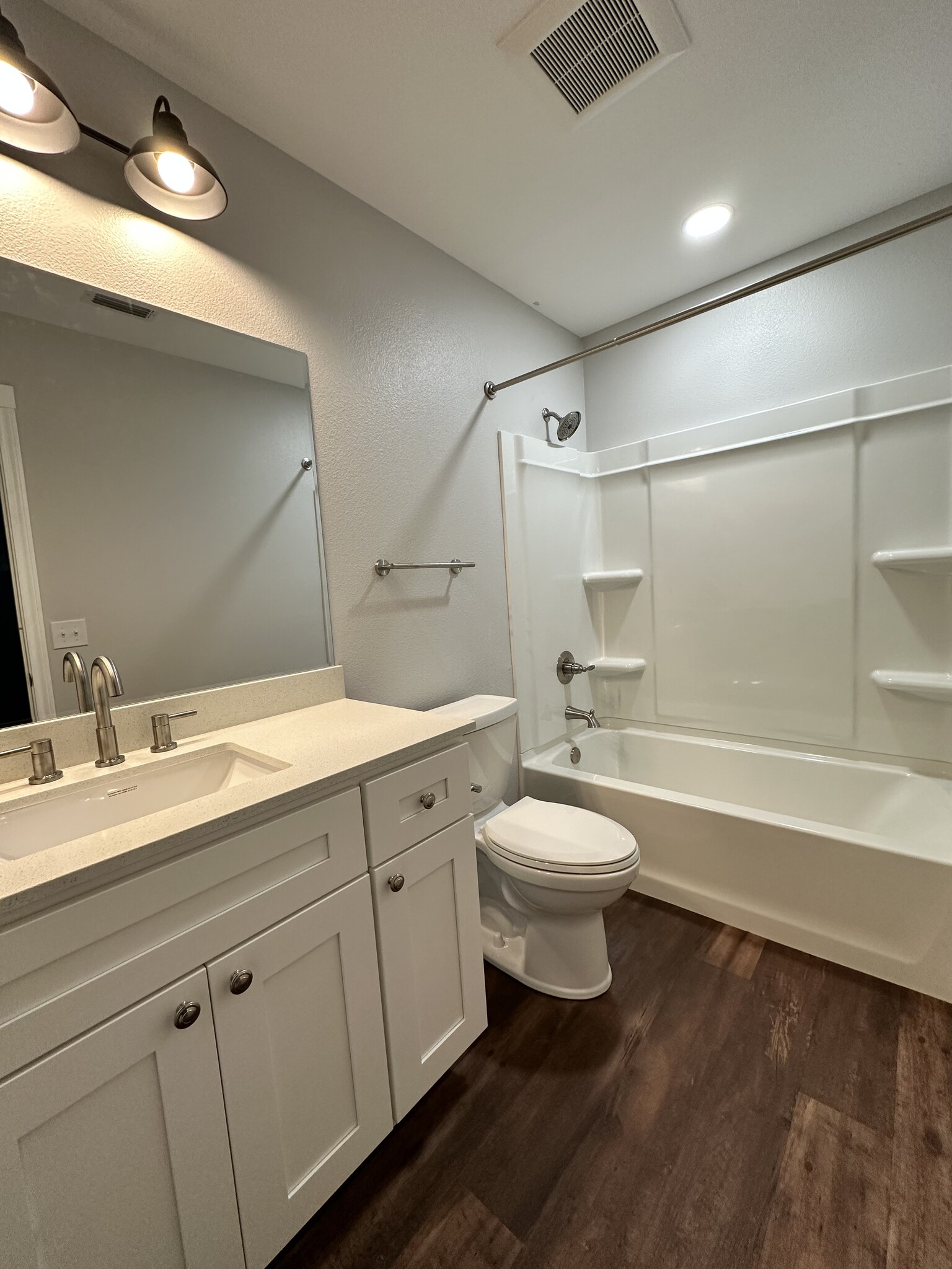 master bathroom - 107 S Bois D Arc St