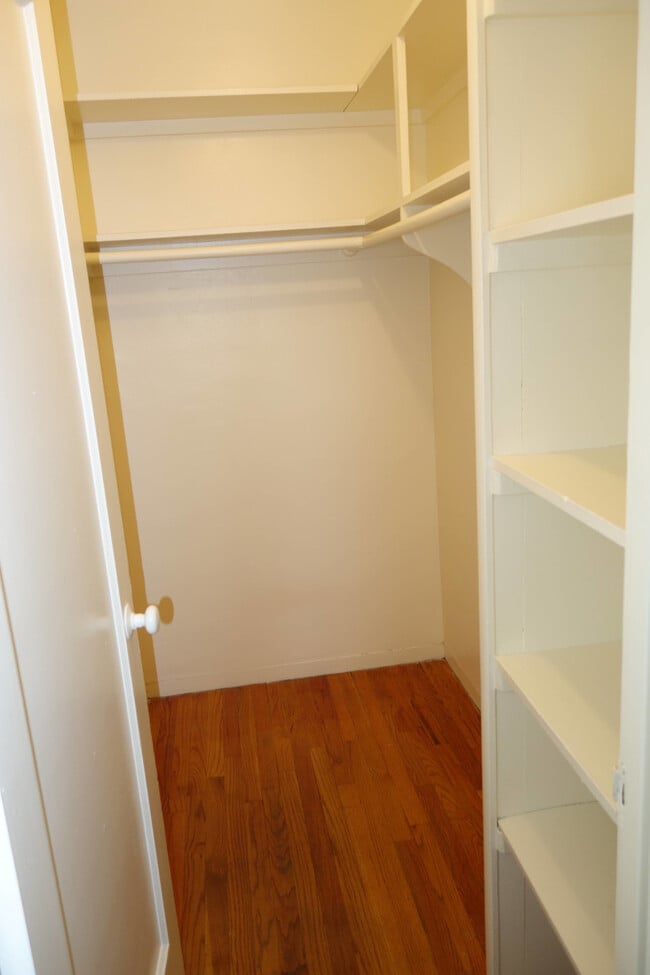 Building Photo - Kenwood Apartments 2426