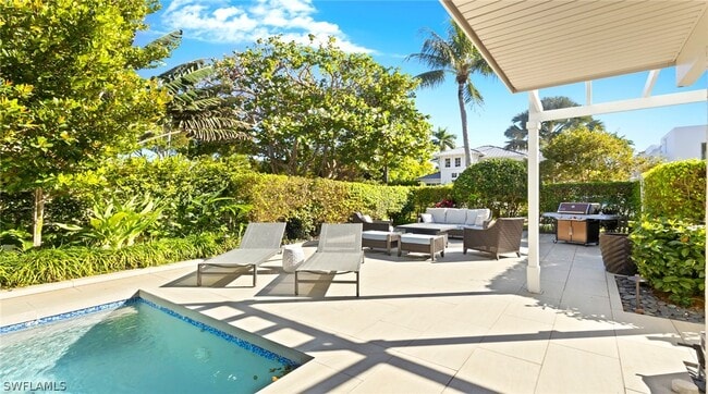 Building Photo - 877 7th St S