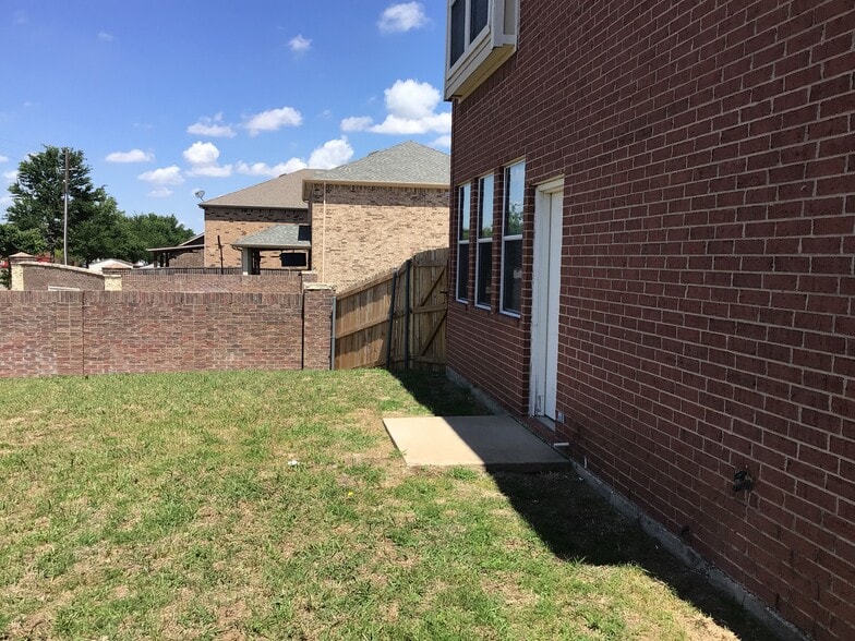 Building Photo - 2623 Basswood Dr