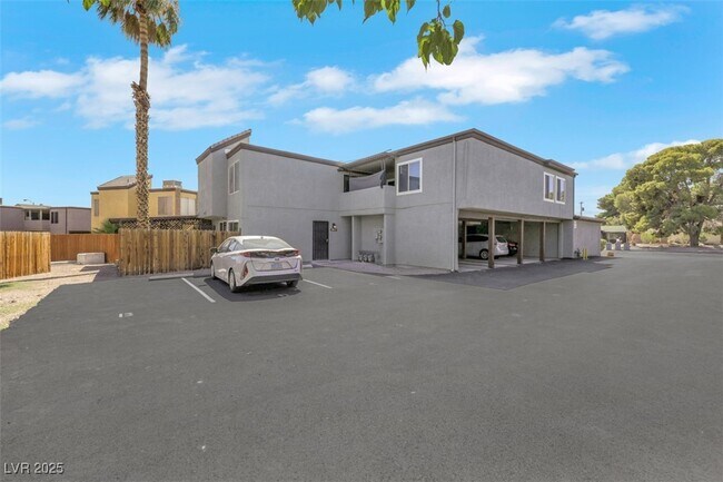 Building Photo - 1520 Hialeah Dr
