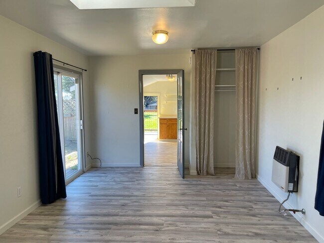 Building Photo - Cute and Quaint One bedroom in Petaluma. P...