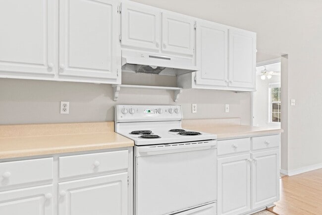 Building Photo - Charming home in IDEAL location!!!