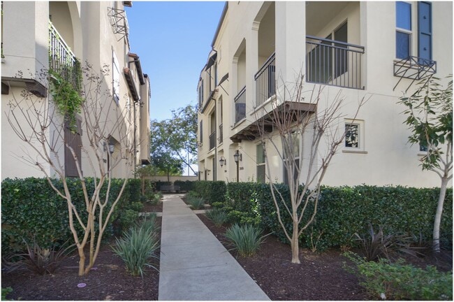Building Photo - Townhome in Trabuco Canyon!