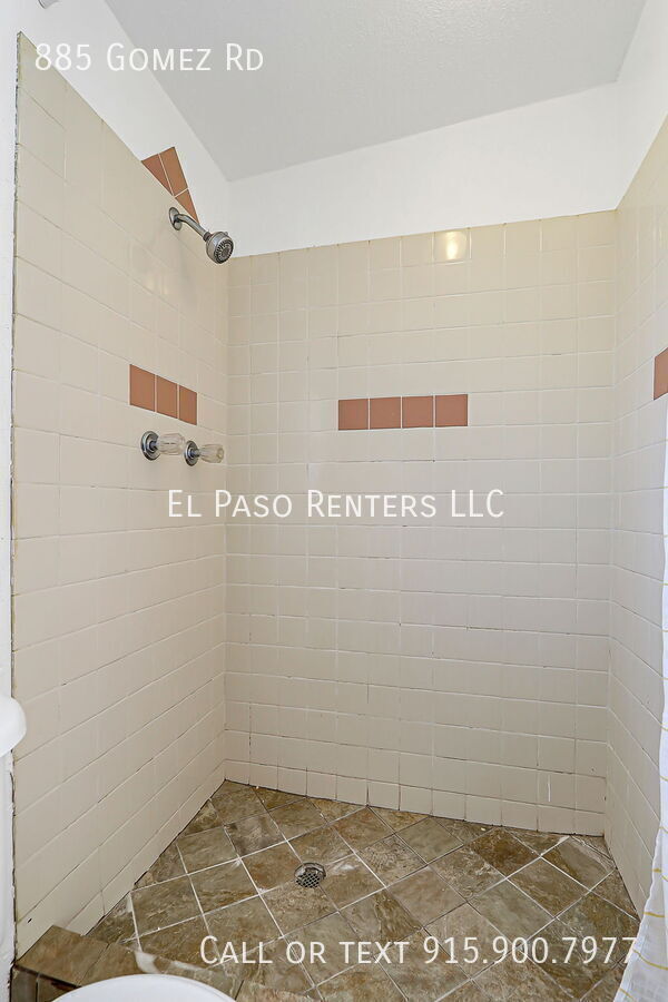 Building Photo - 885 Gomez Rd