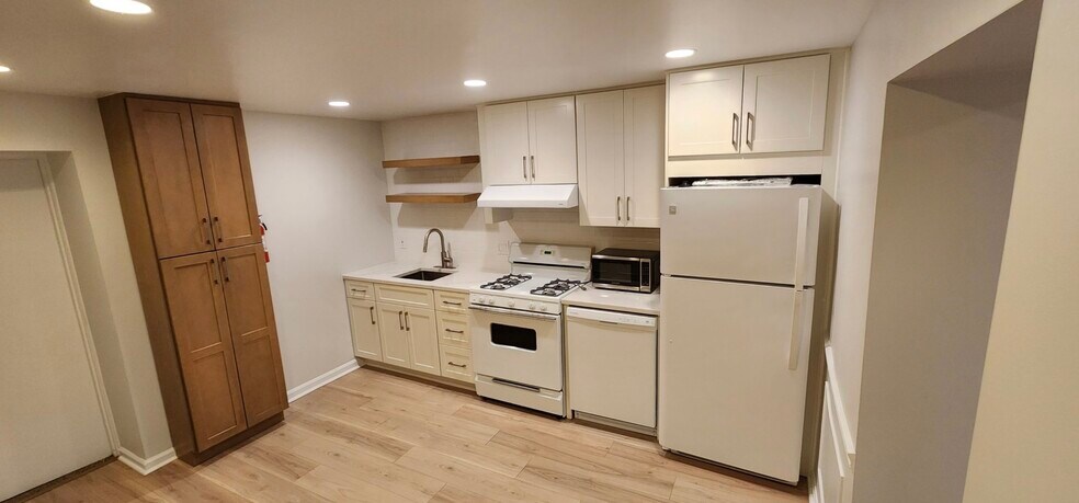 Building Photo - 1758 Swann St NW