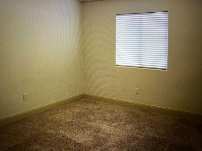 Building Photo - "Charming 3-Bed Townhouse in Cedar City with 2.5 Baths – Your Spacious 1,384 Sq Ft Retreat Awaits!"