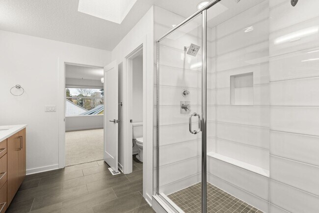 Building Photo - Stunning, Modern 4 bed home with attached ADU in King Neighborhood - AVAILABLE NOW!!