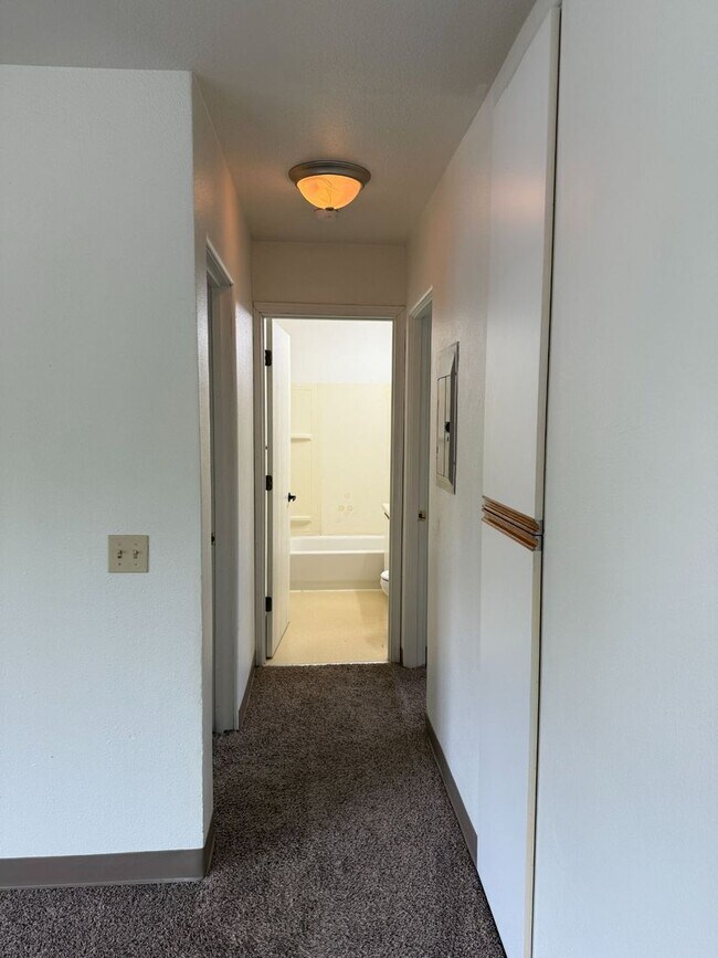 Building Photo - 2 BD, 1 BA Apartment Nestled Back on a Culd-de-Sac