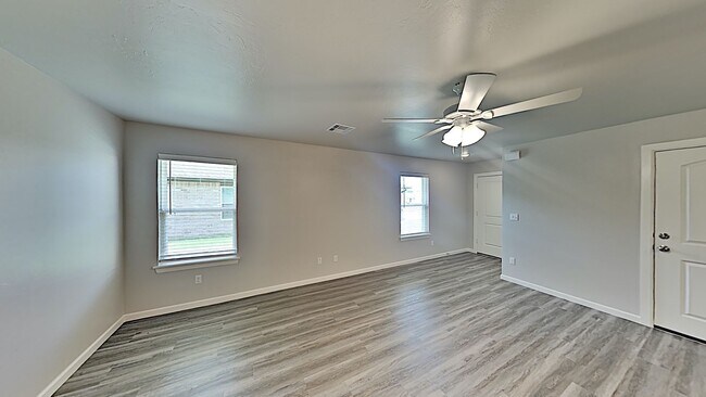 Building Photo - 2 Bedroom 2 Bathroom 2 Car Garage Duplex w...