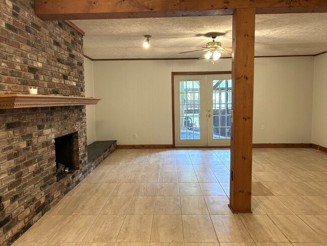 Building Photo - Charming Split-Level Home with Spacious Yard & Modern Updates – Ideal Location!