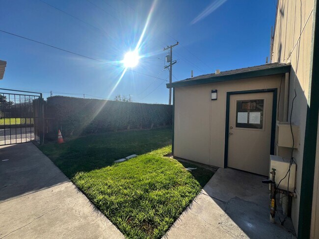 Building Photo - Two-bedroom upstairs apartment in Riverbank!