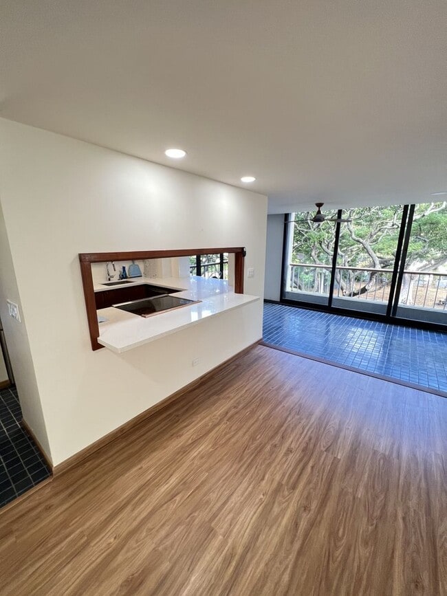 Building Photo - 1521 Punahou St