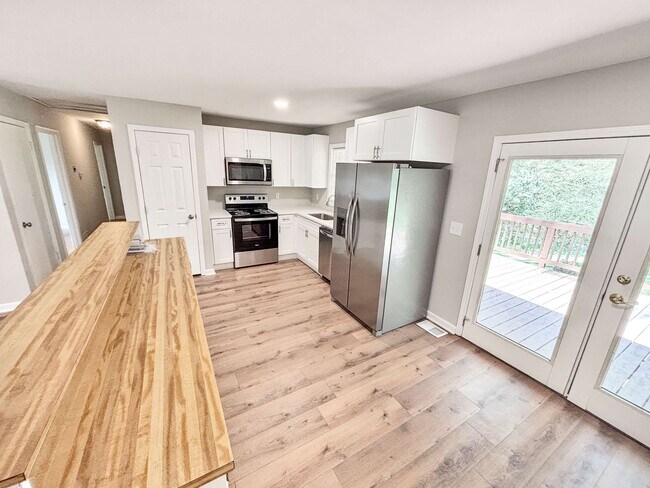 Building Photo - Renovated Brick Ranch w/Basement